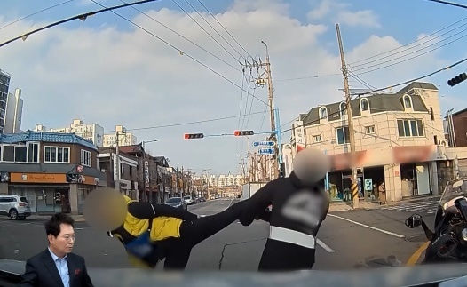 오토바이 운전자와 경적을 울린 상대 차량 운전자 간 다툼이 발생했다. (유튜브 '한문철TV' 갈무리)