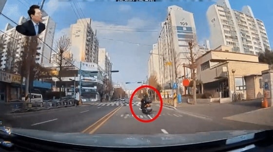 교차로에서 급하게 끼어들어 좌회전하는 오토바이. (유튜브 '한문철TV' 갈무리)