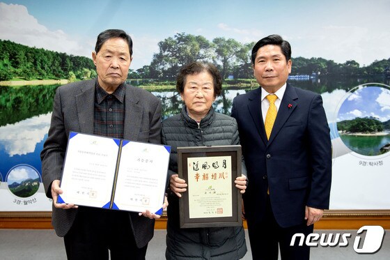 박승재· 유순자 부부가 김창규 제천시장(사진 오른쪽)으로 부터 유물 기증에 대한 감사패를 받고 있다.