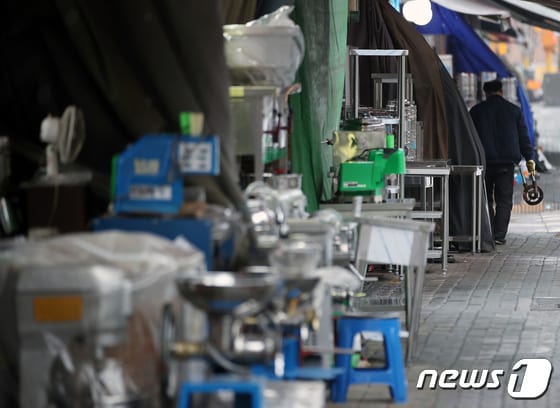 서울 중구 황학동 주방거리에서 한 작업자가 중고 주방기구를 정리하고 있다. 2023.3.12/뉴스1 © News1 박정호 기자<br><br>