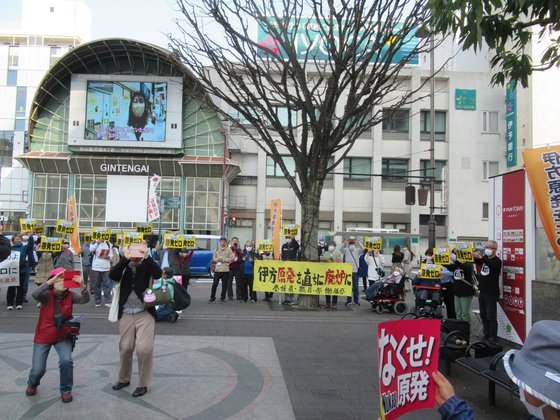 11일 일본에서 원자력 발전소 운전 기간을 연장하겠다는 정부 방침에 반대하는 시민들이 집회를 열고 있다. (출처 : 트위터 @ritsuko_nyaccya)