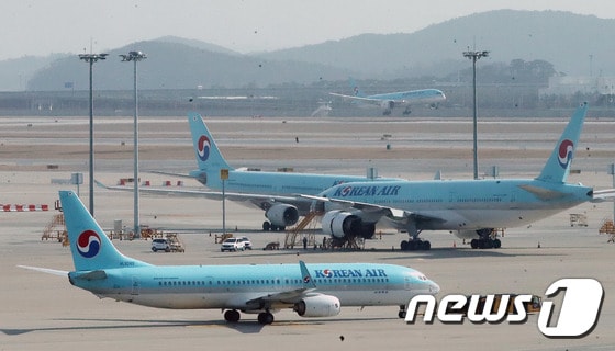 지난 12일 인천국제공항 2터미널에서 대한항공 여객기가 착륙, 계류하고 있다. /뉴스1 © News1 박세연 기자