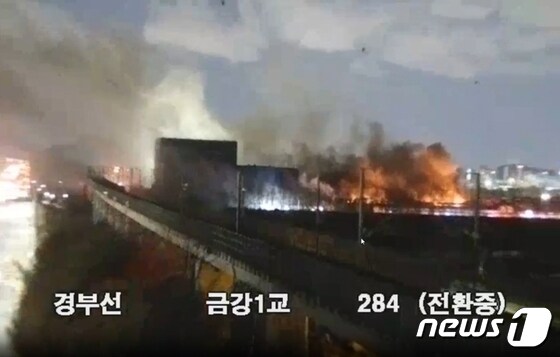 12일 오후 10시9분께 대전 대덕구 목상동 한국타이어 대전공장에서 화재가 발생했다. (대전소방 제공) /뉴스1