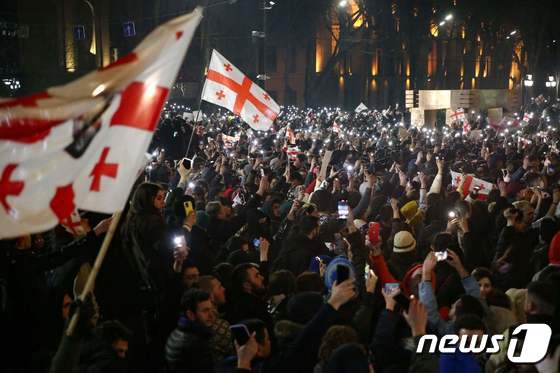 10일(현지시간) 조지아 수도인 트빌리시에서 시위대가 거리로나와 경찰 간 무력 충돌이 벌어졌다. © AFP=뉴스1 © News1 정윤영 기자