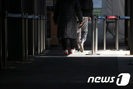 서울 용산구보건소 코로나19 선별진료소에서 시민들이 검사를 위해 발걸음을 옮기고 있다.  © News1