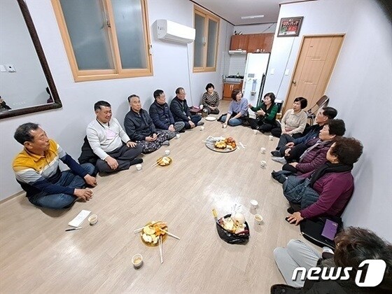여수 봉수마을 주민들이 마을회관에 모여 환담을 하고 있다.2023.3.14/뉴스1 © News1