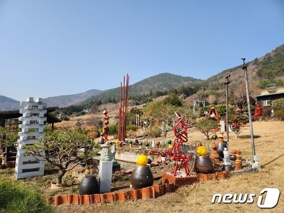 여수 봉수마을에 위치한 선경조각실 모습. 이 마을 출신 조각가가 만든 작품이다.2023.3.14/뉴스1 © News1