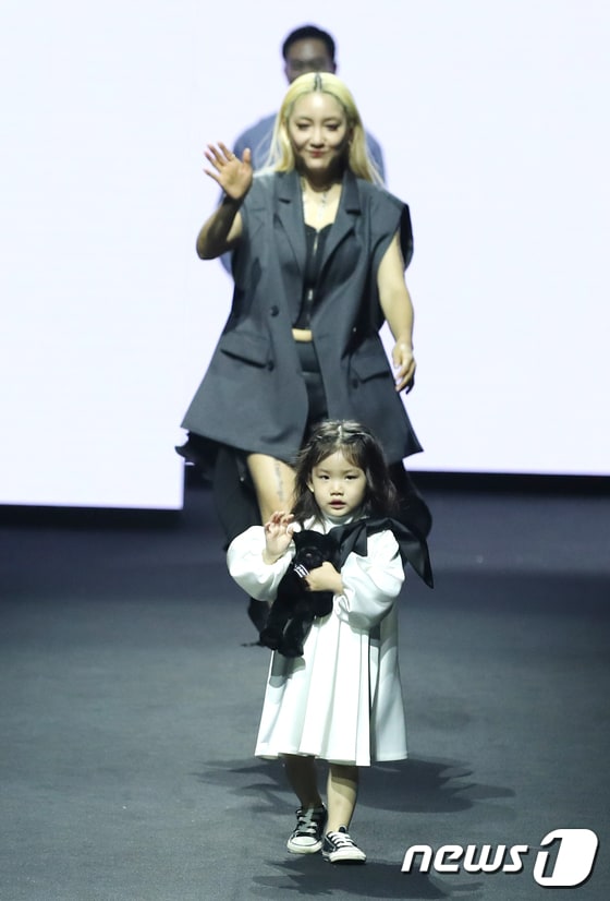 가수 바다, 루아 모녀가 15일 오후 서울 동대문디자인플라자(DDP)에서 진행된 '2023 F/W 서울패션위크' '라이(LIE)' 컬렉션에서 피날레 인사를 하고 있다. © News1 권현진 기자