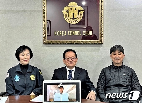 한국애견협회는 네이버와 '동물훈련사 인물정보 제공을 위한 업무협약'을 체결했다고 17일 밝혔다.(협회 제공) © 뉴스1