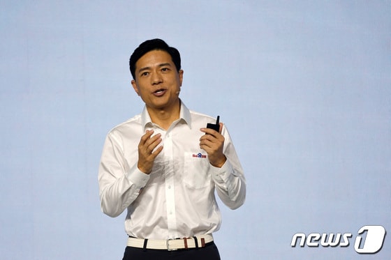 로빈 리 바이두 CEO가 16일 본사에서 자사의 챗봇 어니를 설명하고 있다. © 로이터=뉴스1 © News1 박형기 기자