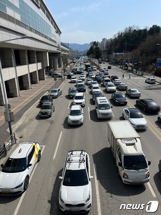 완연한 봄 날씨를 보인 18일 강원 춘천 남춘천역 앞 도로가 나들이 차량으로 붐비고 있다.(독자제공)2023.3.18/뉴스1 윤왕근 기자