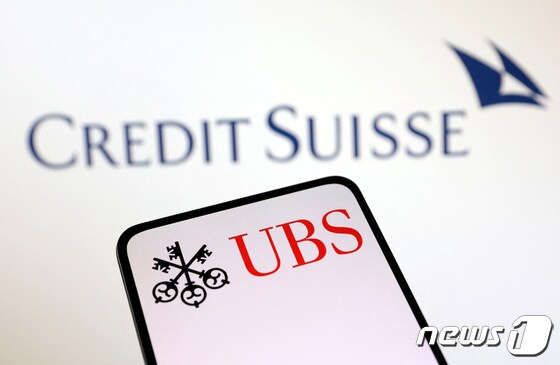스위스 1,2위 은행인 UBS와 크레디트 스위스 은행의 이미지를 합성한 시각물. © 로이터=뉴스1 © News1 박형기 기자