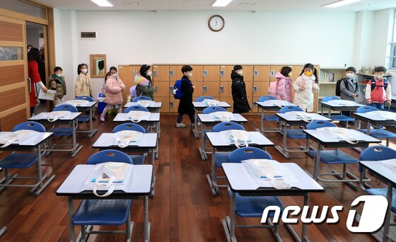 초등학교 교실에 학생들이 들어오고 있다. (기사 내용과 무관함) / 뉴스1 © News1 구윤성 기자