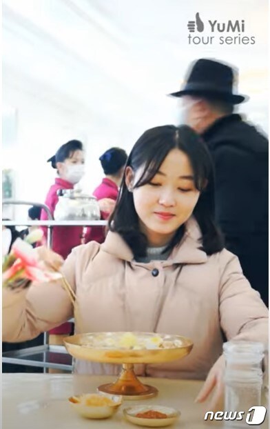 북한 유튜버 유미가 옥류관에서 쟁반고기국수를 먹고 있다. (출처=유튜브 Olivia Natasha- YuMi Space DPRK daily)