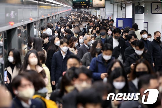 지하철·버스 등 대중교통에 대한 마스크 착용 의무 해제 첫날인 지난 3월 20일 서울 종로구 광화문역에서 대다수의 시민들이 마스크를 착용한 채 지하철을 이용하고 있다./뉴스1 © News1 조태형 기자