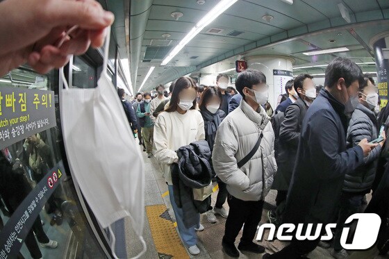 지하철·버스 등 대중교통에 대한 마스크 착용 의무 해제 첫날인 20일 서울 종로구 광화문역에서 대다수의 시민들이 마스크를 착용한 채 지하철을 이용하고 있다. (자료사진) 2023.3.20/뉴스1 © News1 조태형 기자