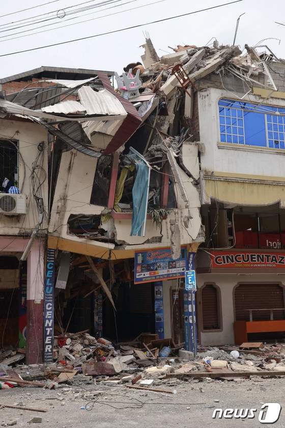 [사진] 지진 강타에 폐허로 변한 에콰도르의 건물