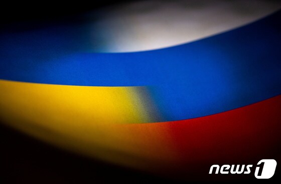 러시아와 우크라이나 국기 일러스트레이션. © 로이터=뉴스1 © News1 정윤영 기자