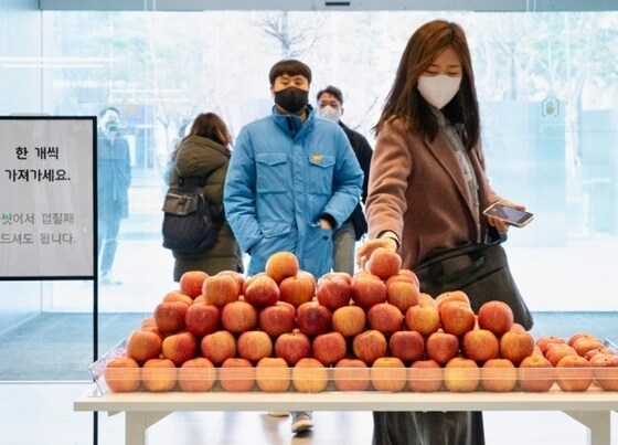 현대카드는 지난달 6일 서울 여의도 현대카드 본사 사옥 로비에서 출근길 임직원들을 상대로 사과를 증정하는 깜짝 이벤트를 열었다.(현대카드 제공)