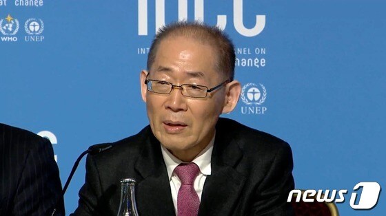이회성 '기후변화에 관한 정부간 협의체'(IPCC) 의장이 스위스 인터라켄에서 20일(현지시간) 끝난 제58차 회의에서 승인된 'IPCC 제6차 평가보고서 종합보고서'(AR6)에 대해 설명하고 있다.(IPCC 유튜브) 2023.3.20/뉴스1 © News1 황덕현 기후환경전문기자