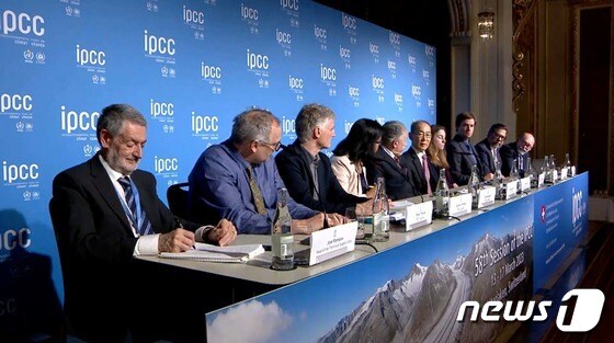 '기후변화에 관한 정부 간 협의체'(IPCC)가 제58차 회의에서 승인된 제6차 평가보고서 종합보고서에 대해 브리핑하고 있다.(IPCC 유튜브) © 뉴스1 황덕현 기자