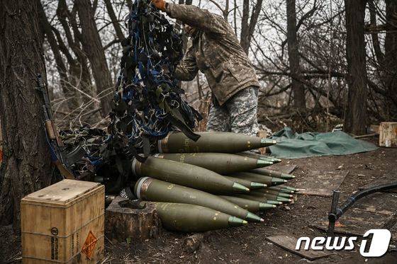 155mm 포탄 준비하는 우크라이나 군인 © AFP=뉴스1 © News1 이승아 기자