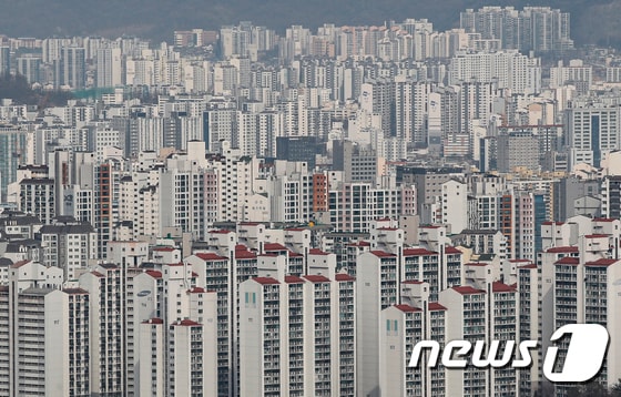 사진은 이날 서울 중구 남산에서 바라본 아파트 모습. 2023.3.22/뉴스1 © News1 김도우 기자