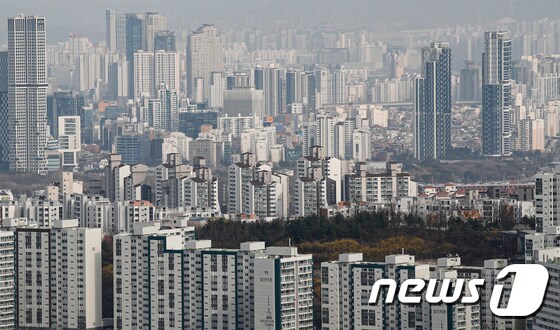 서울 중구 남산에서 바라본 아파트 모습. 2023.3.22/뉴스1 © News1