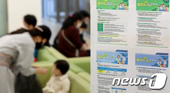 방역당국 '내년붙 코로나19 백신 국가정기예방접종에 포함'