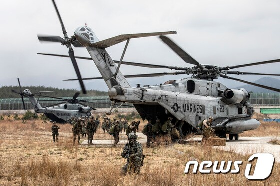해병대사령부는 한·미·영국 수색부대가 지난 22일부터 포항시 북구 송라면 조사리 일대에서 연합 수색 훈련을 하고 있다고 23일 밝혔다. 훈련에 참가한 미 해병대 수색팀이 대형헬기(CH-53)에 탑승하고 있다. (해병대사령부 제공) 2023.3.23/뉴스1