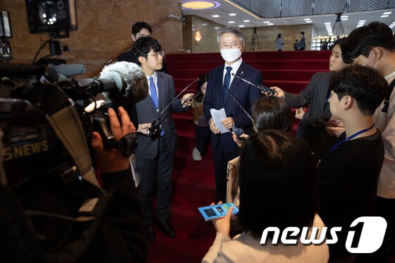 민형배 무소속 의원이 23일 오후 서울 여의도 국회에서 취재진 질문에 답변하고 있다. 2023.3.23/뉴스1 © News1 이재명 기자