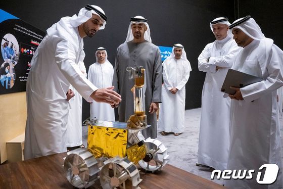 지난해 6월 아랍에미리트(UAE) 수도 아부다비에서 모하메드 빈 자이드 알 나하얀 UAE 대통령이 자국 달 탐사 차량 '라시드'를 구경하고 있다. (UAE 대통령실 제공) 2022.06.15. © AFP=뉴스1 © News1 김성식 기자