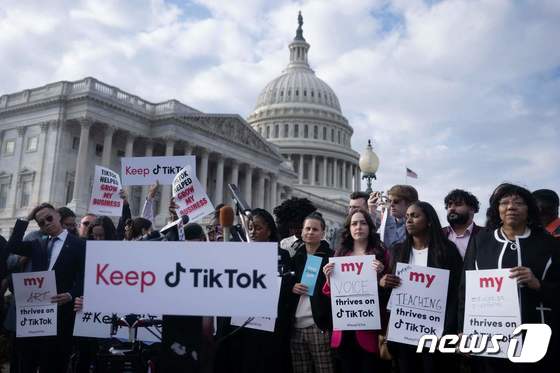 틱톡 콘텐츠 제작자들이 워싱턴 의사당 앞에서 틱톡 사용을 금지하는 조치에 반대하는 시위를 하고 있다. © AFP=뉴스1 © News1 우동명 기자
