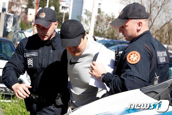 권도형 테라폼랩스 대표가 24일(현지시간) 몬테네그로 포드고리차 공항에서 '테라·루나 폭락' 사태와 관련 경찰에 체포돼 법원에 도착을 하고 있다. © AFP=뉴스1 © News1 우동명 기자