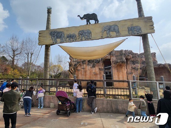 25일 오전 10시30분쯤 서울 광진구 어린이대공원에 가족 단위 나들이객들이 코끼리를 보기 위해 몰려 들었다. © 뉴스1 한병찬 기자