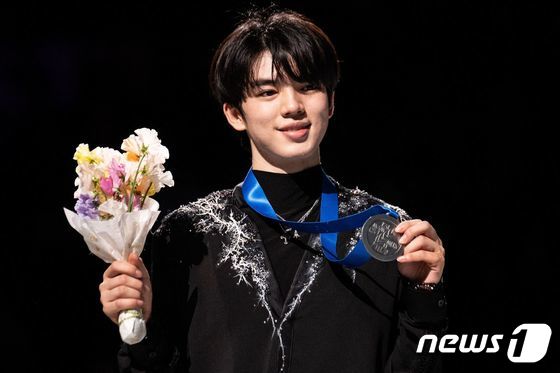 한국 남자 피겨스케이팅 선수 최초로 국제빙상경기연맹(ISU) 세계선수권대회에서 은메달을 수상한 차준환. © AFP=뉴스1