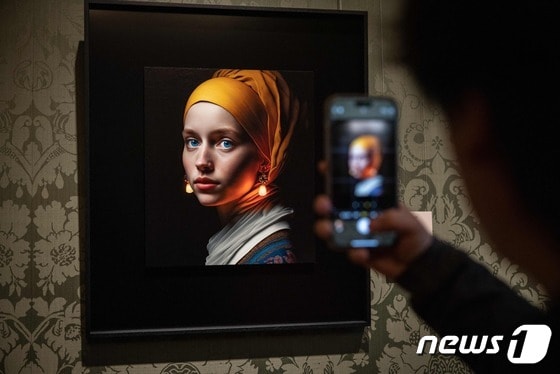 9일(현지시간) 네덜란드 헤이그 마우리츠하위스 미술관에서 요하네스 베르메르의 '진주 귀걸이를 한 소녀'를 모방해 인공지능(AI)으로 만든 그림이 전시된 모습이다. 2023.03.09. © AFP=뉴스1 © News1 김성식 기자