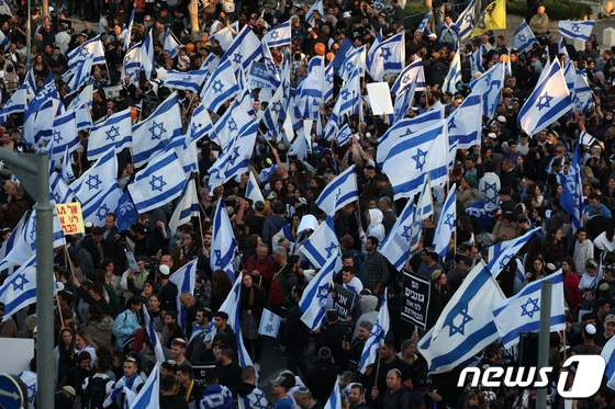 27일(현지시간) 이스라엘 예루살렘 의회 앞에서 사법 개혁에 반대하는 시민들이 대규모 시위를 하고 있다. © AFP=뉴스1 © News1 우동명 기자