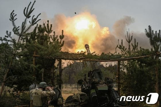 우크라이나군 155㎜ 견인포 발사. © AFP=뉴스1