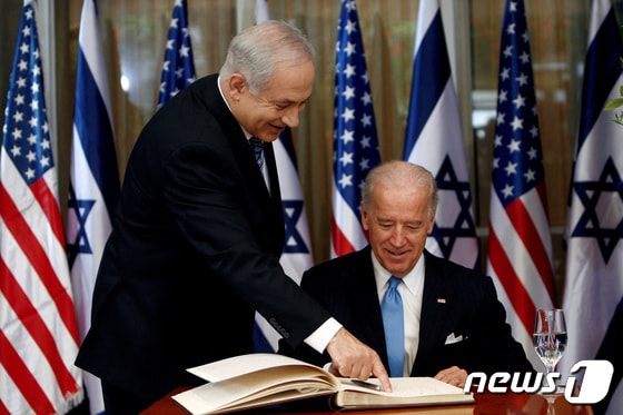 2010년 1월9일 이스라엘 예루살렘에서 조 바이든 당시 미국 부통령이 베냐민 네타냐후 이스라엘 총리 관저를 방문하면서 방명록에 서명하고 있다. © 로이터=뉴스1 © News1 박재하 기자