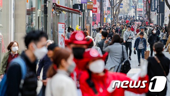 서울 중구 명동거리에 외국인 관광객들의 모습. (자료사진) /뉴스1
