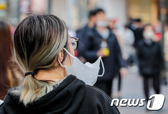 서울 중구 명동거리에서 마스크를 벗은 시민의 모습./뉴스1 © News1 김도우 기자