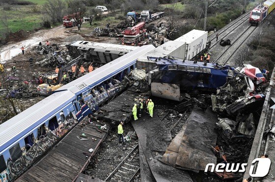 2일 그리스 라리사 인근 템피 계곡에서 경찰과 구조대원들이 열차 사고를 수습하고 있다. 이번 열차 충돌사고로 인한 사망자는 43명으로 늘었다. © AFP=뉴스1 © News1 신웅수 기자