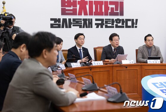 이재명 더불어민주당 대표가 3일 오전 서울 여의도 국회에서 열린 최고위원회의에서 발언을 하고 있다. © News1 이재명 기자