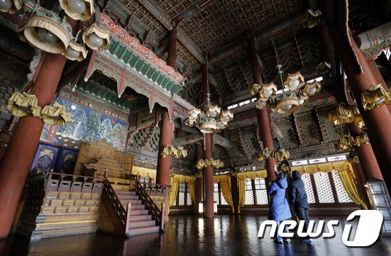 서울 창덕궁을 찾은 관람객들이 인정전 내부를 관람하고 있다. 2023.3.3/뉴스1 © News1 박지혜 기자