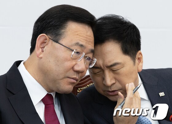 김기현 국민의힘 대표(오른쪽)와 주호영 원내대표./뉴스1 © News1 이재명 기자