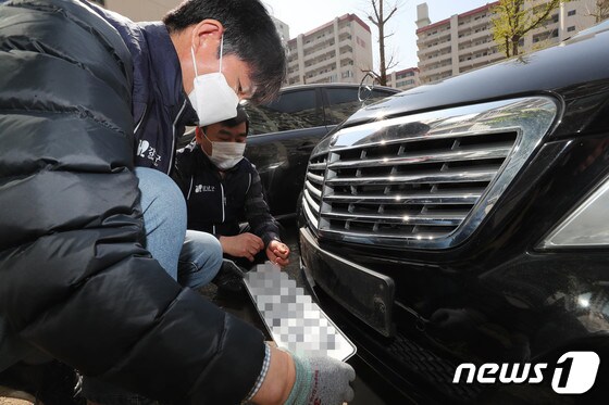 자동차세 및 과태료 체납 차량의 번호판을 영치하고 있다. (자료사진)/뉴스1 © News1 