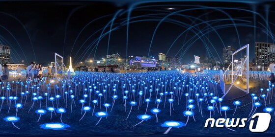 30일 오후 서울 종로구 광화문광장에서 열린 '광화에서 빛; 나이다'에서 화려한 조명이 빛나고 있다. 2023.3.30/뉴스1 © News1 김진환 기자