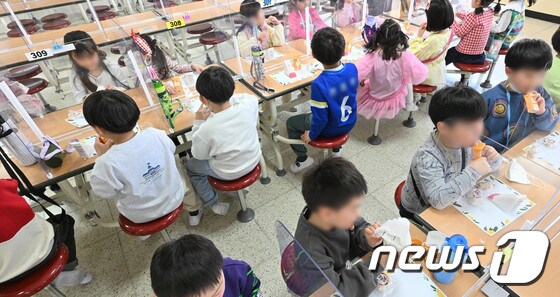 한 초등학교에서 학생들이 대체급식을 먹고 있다. /뉴스1 © News1 사진공동취재단