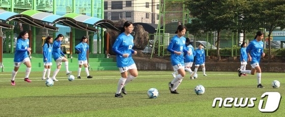 제주서중 여자축구부가 5월 전국소년체전 출전을 목표로 훈련을 하고 있다.(제주서중 제공)/뉴스1 